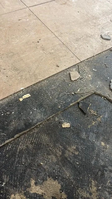 Black bitumen mastic floor removal in a N15 flat